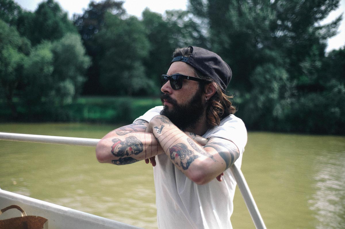 Sabri Sur Marne Tony Stone Ilk Flottante